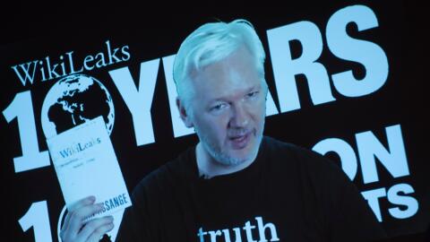 Julian Assange, fundador de WikeLeaks, en una videoconferencia en octubr...
