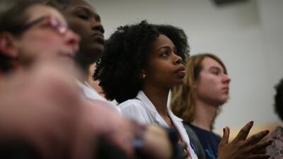 Participantes en un evento electoral de Hillary Clinton