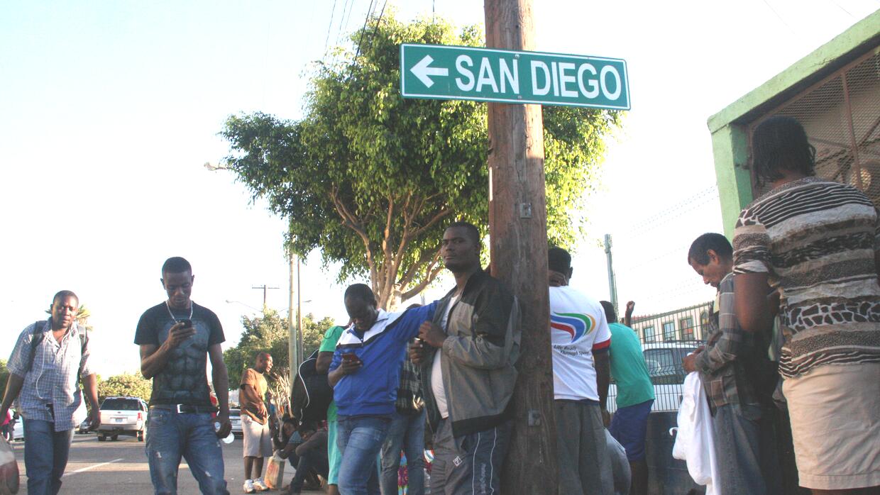 Cientos de haitianos se reúnen en el centro de Tijuana. Los inmigrantes...