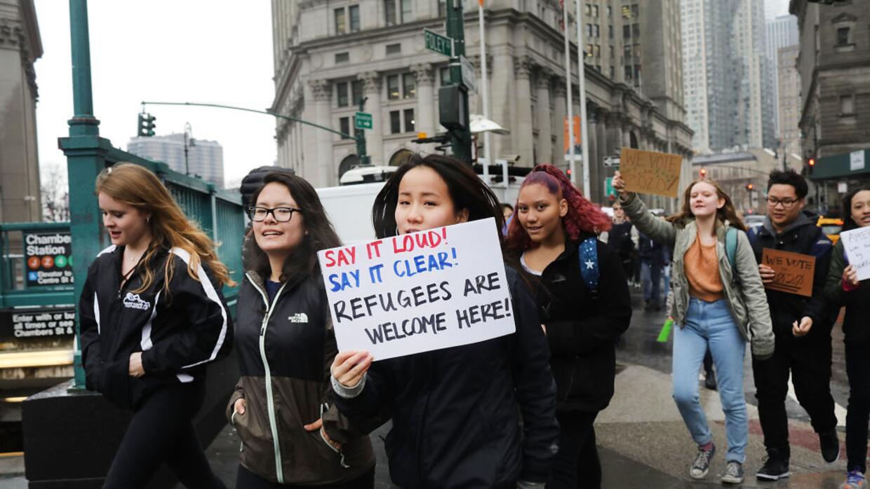 Cientos de estudiantes de secundaria de la ciudad de Nueva York se salen...