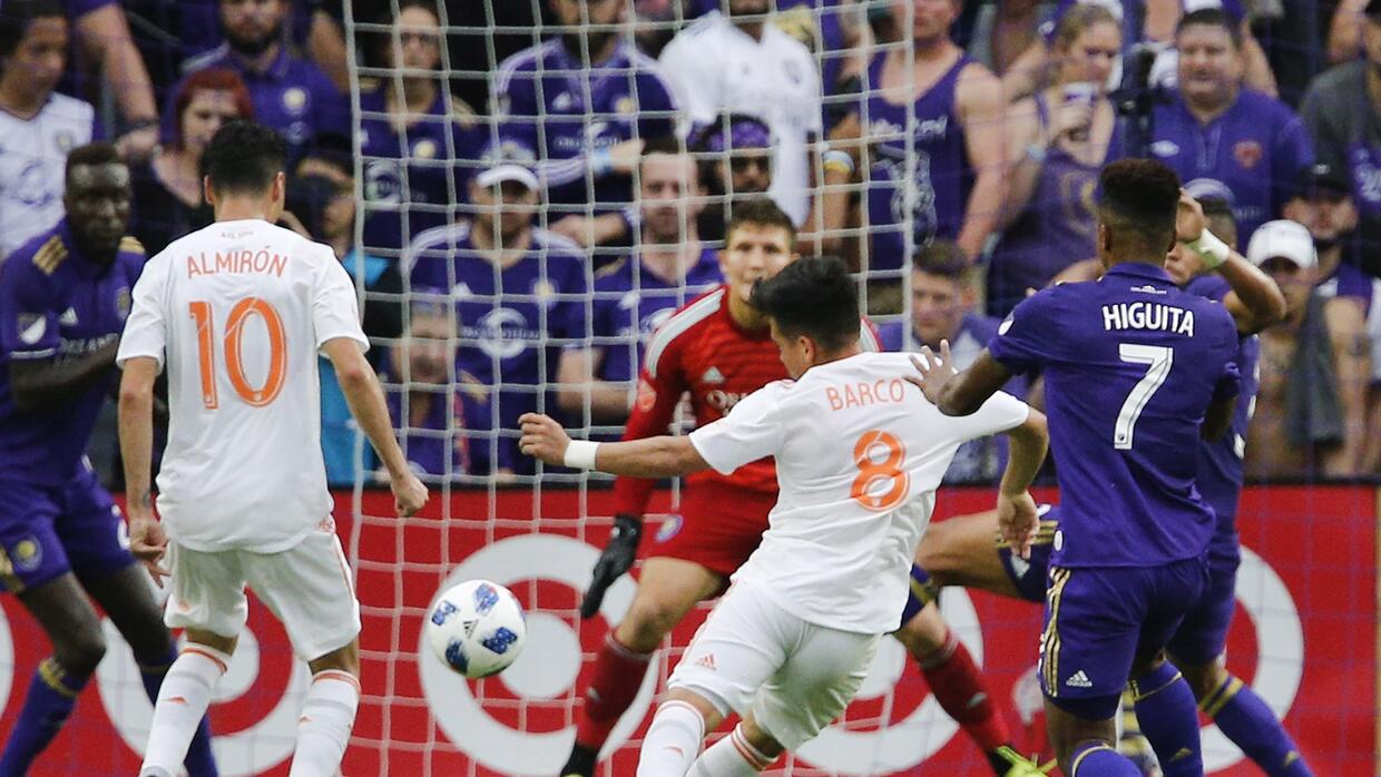 Josef Martinez and Ezequiel Barco end Orlando's streak and consolidate Atlanta's leadership.