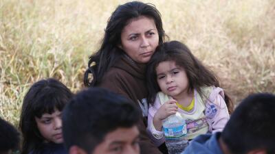 Un grupo de migrantes centroamericanos es detenido por agentes federales...