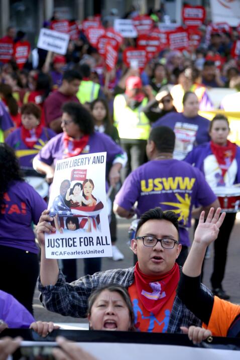 Miles de manifestantes marchan por las calles de Los Ángeles en el '...