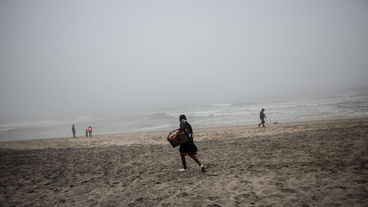 Una vendedora ambulante a pocos metros de la frontera en Tijuana un día...