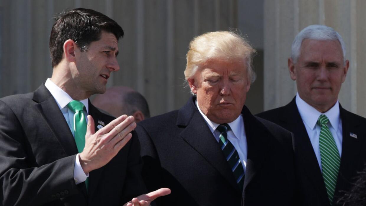 El presidente de la Cámara de Representantes, Paul Ryan, y el man...