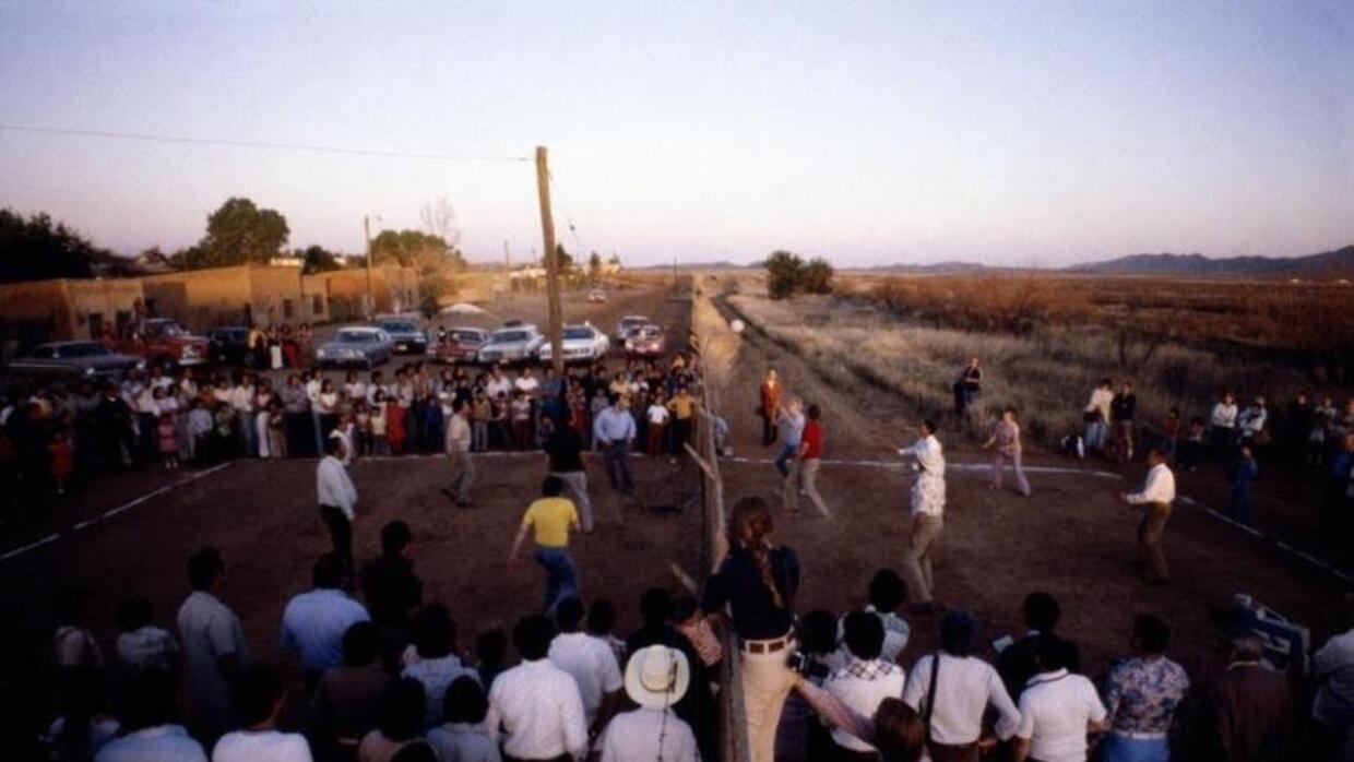 Los primeros partidos de voleibol en la frontera empezaron en 1979 cuand...