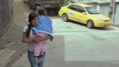 La bondad de la gente cambia la vida de la madre que cargaba a su hija e...