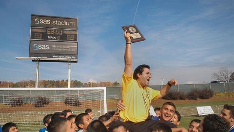 Paul Cuadros y el equipo de los Jets de Siler City celebrando el triunfo...