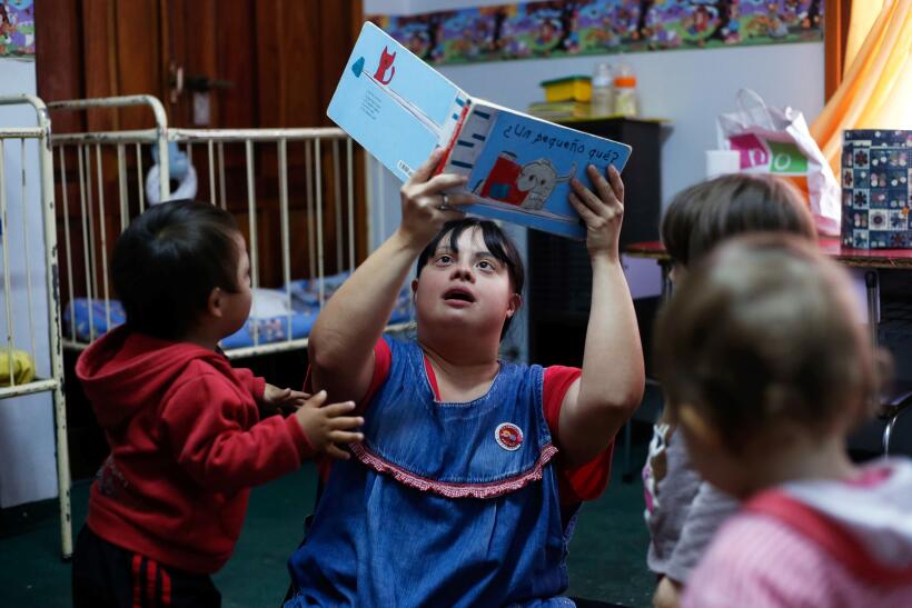 Los niños obedecen a "La Noe" cuando les pide sentarse para co...
