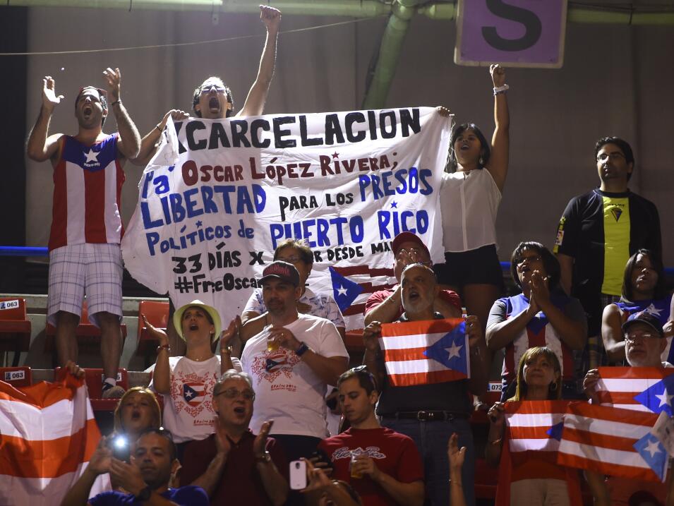 Un grupo de puertorriqueños sostiene una pancarta demandando la liberaci...