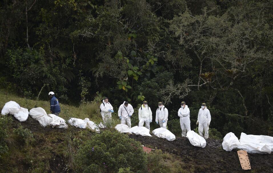 Equipos de rescate recuperan los cuerpos de las vÃ­ctimas del accidente