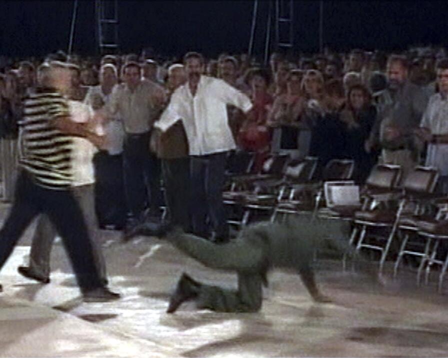 El mandatario cubano tropieza y cae tras un discurso en octubre de 2004,...