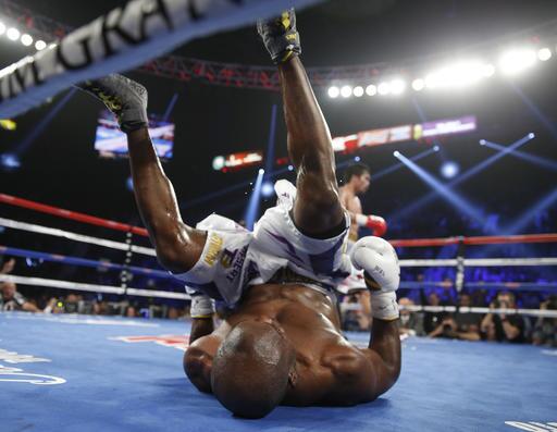 Manny Pacquiao dominó a Timothy Bradley y lo venció por decisión unánime...