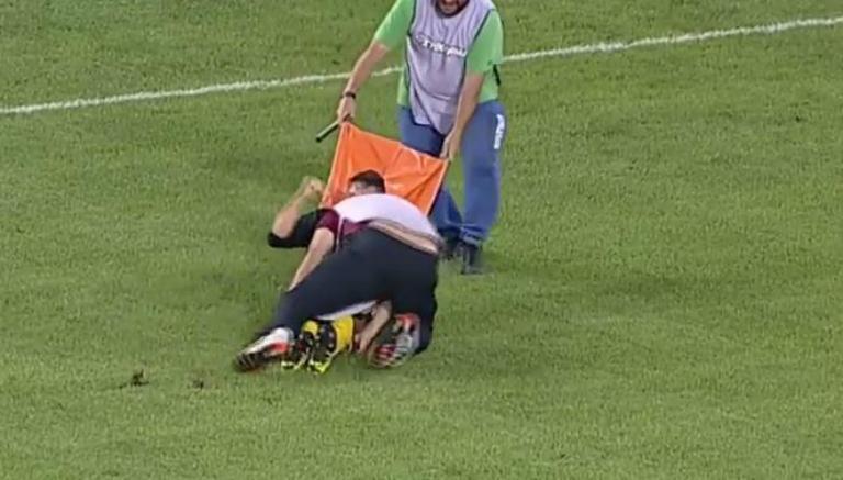 Camillero tiró a un futbolista y lesionó al jugador