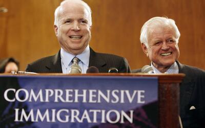 Los senadores John McCain y Edward Kennedy en 2006