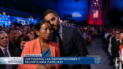 El gesto de la noche: Enrique Acevedo traduce al oído de una indocumenta...