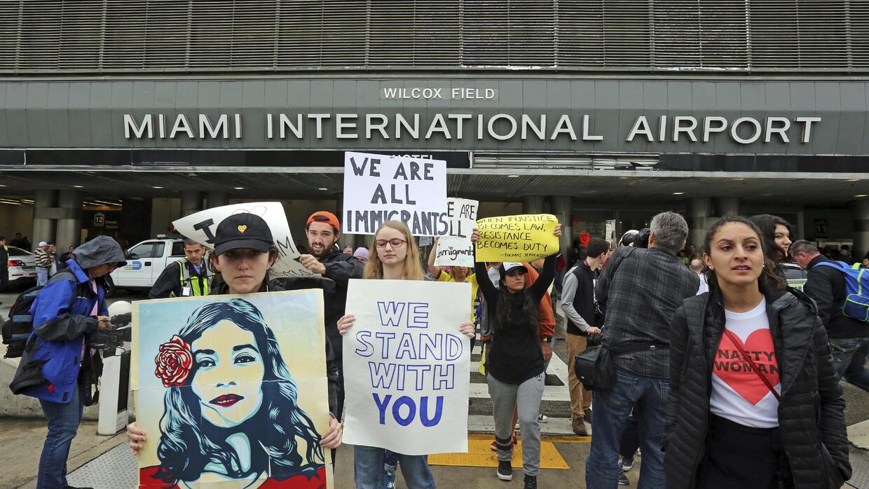Las protestas al veto de Trump no se hicieron esperar en algunas aeropue...