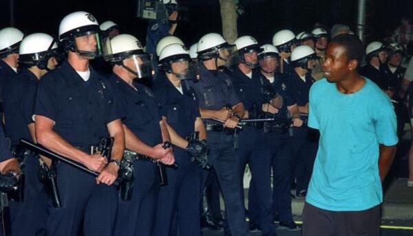 El 1 de mayo de 1992, el propio Rodney King encabezó una conferencia de...