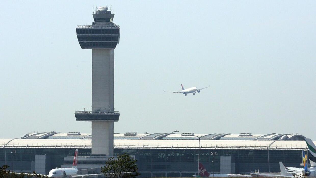 Un avión despega en el aeropuerto John F. Kennedy de Nueva York.