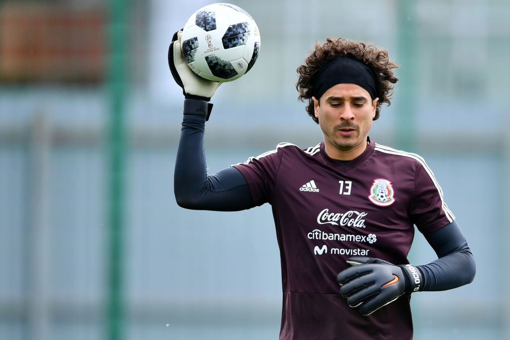 Ochoa se aleja del Napoli: el equipo de Ancelotti ficha dos porteros