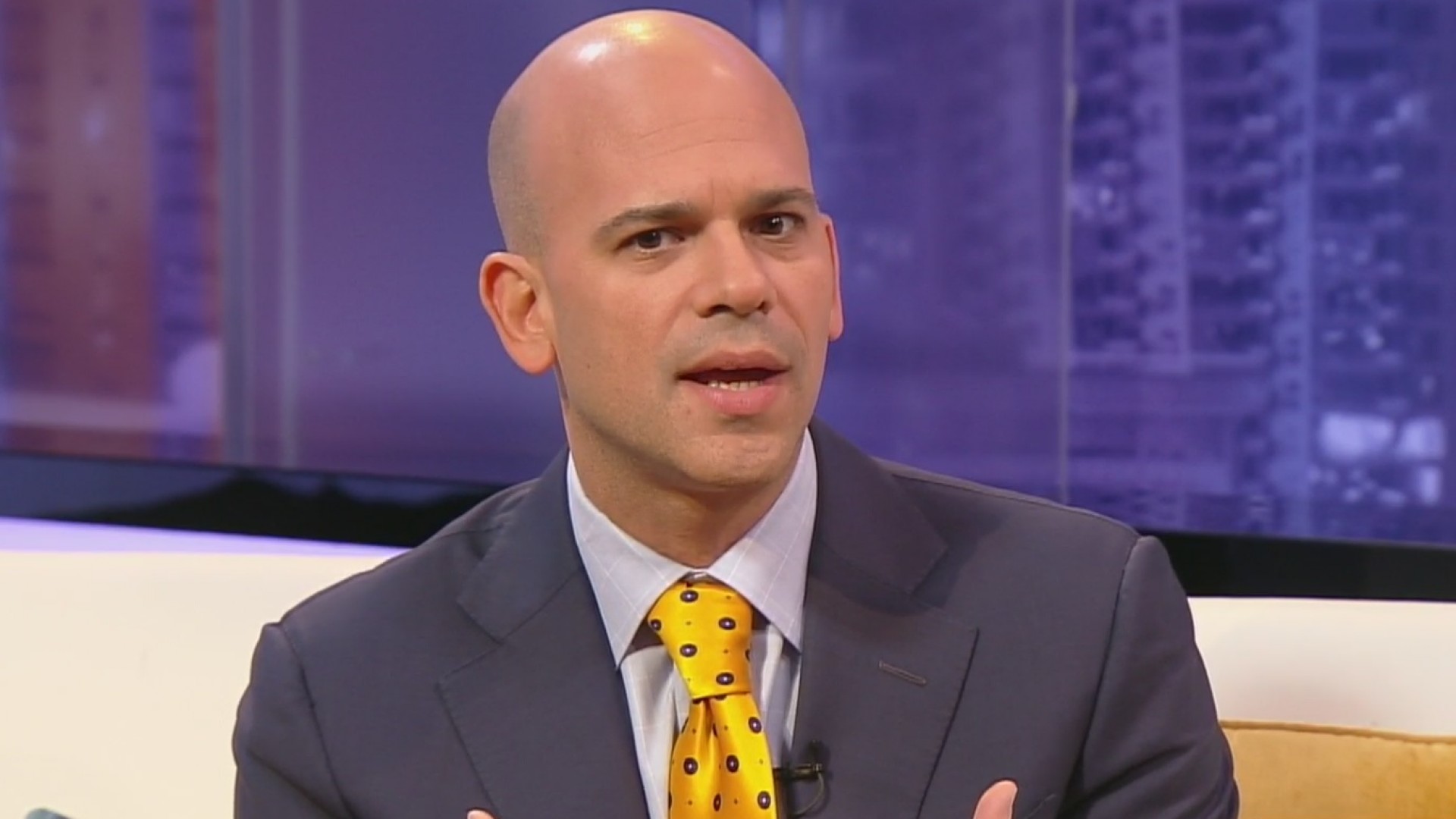 El doctor Juan Rivera, experto en temas médicos de Univision, presenta