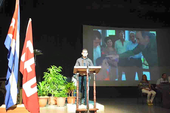 Cuba: Elián González se gradúa de ingeniero y lo dedica a 