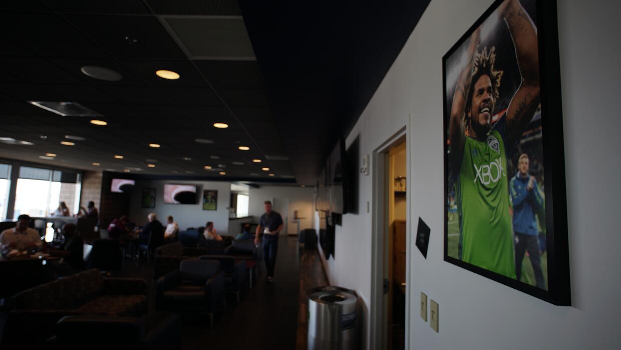 Poniendo una foto suya en los corredores del estadio, otras de las forma...