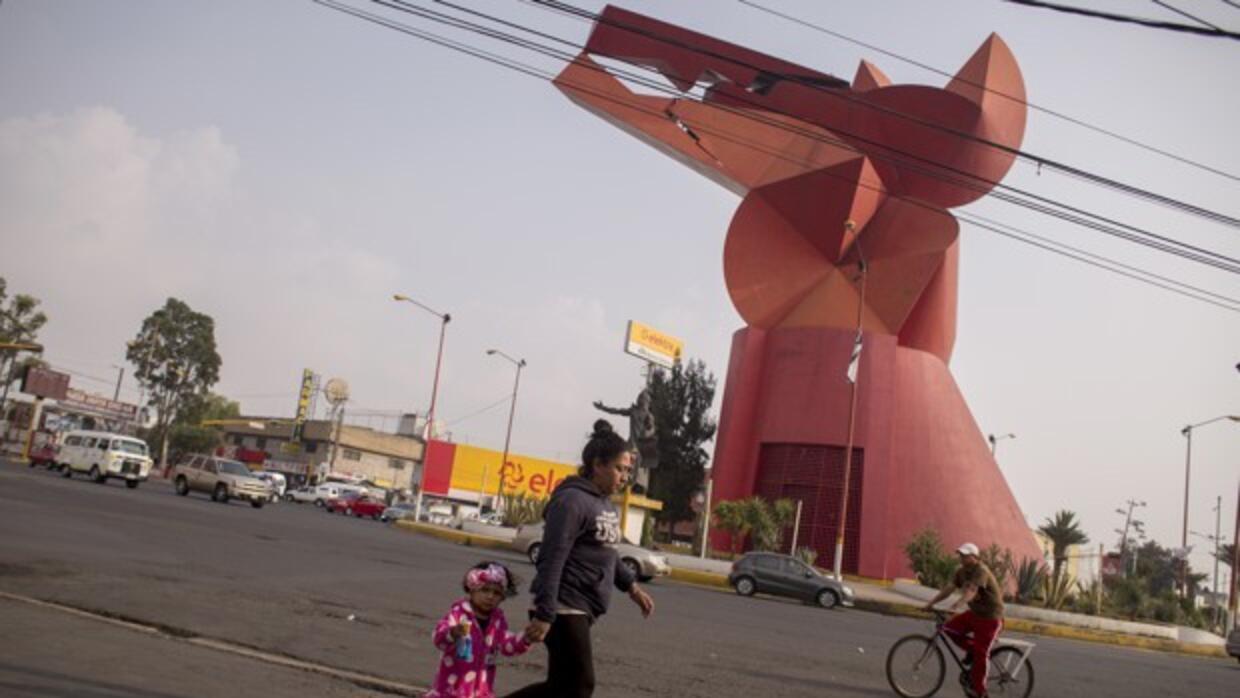 Personas caminando cerca de El Coyote, una escultura monumental en la pa...