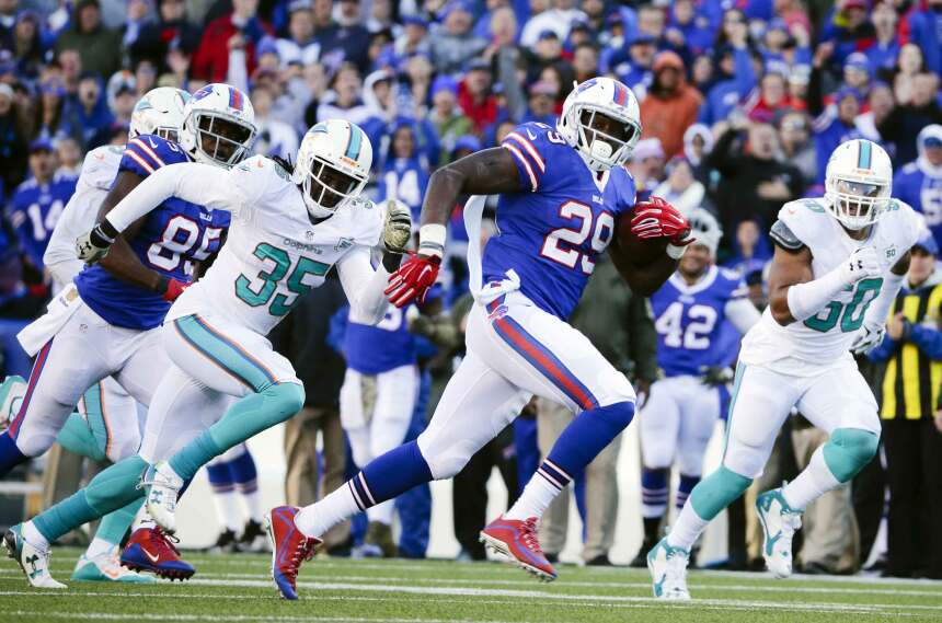 Karlos Williams tuvo su mejor juego como profesional al sumar 110 yardas...