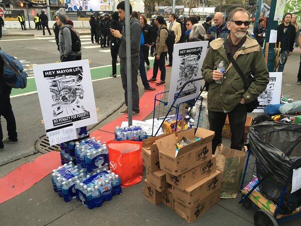 Los manifestantes montaron un campamento de indigentes cerca de “Super B...