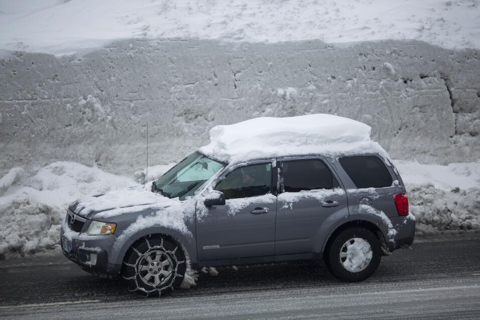 La cantidad de nieve continúa aumentando en el poblado de Mammoth Lakes,...