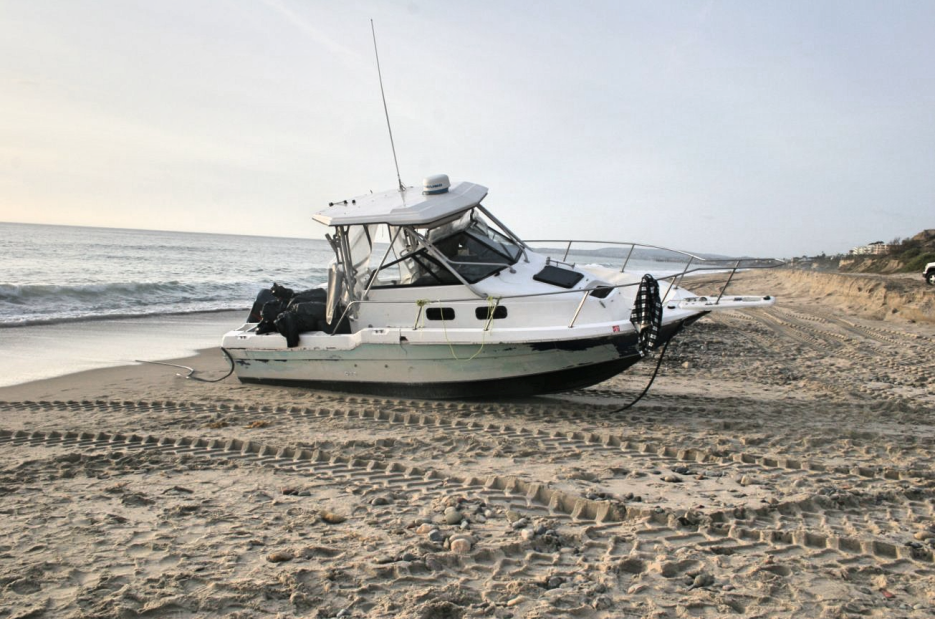 La lancha de motor deportava Bayliner de 25 pies quedó varada en la arena.