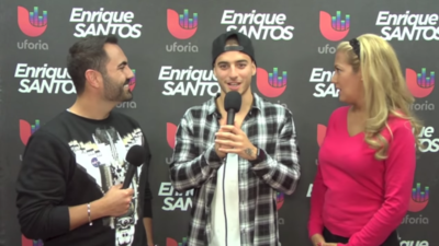 Enrique Santos habla con Maluma en los ensayos de Premios Juventud Scree...