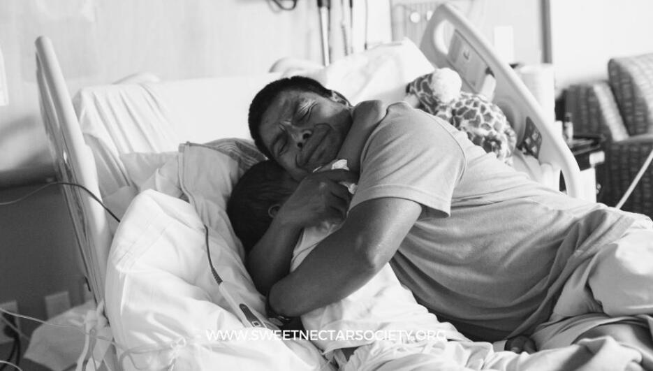 Adrián Gómez abraza a su hijo Hugo, poco antes de que muriera por cáncer...