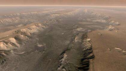 <b>Mars Odyssey High, aÃ±o 2001.</b> Es la misiÃ³n mÃ¡s prolongada de la NASA en Marte. Ha investigado la cantidad y distribuciÃ³n de elementos quÃ­micos y minerales. Sus mediciones han permitido a los cientÃ­ficos identificar las regiones con agua congelada bajo la superficie.