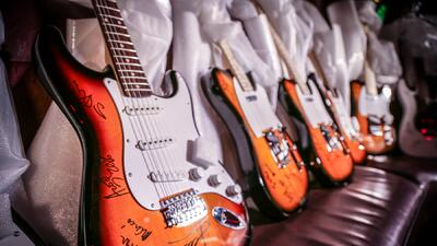 ¡La X te regala una guitarra autografiada por Maná! 1-4.jpg