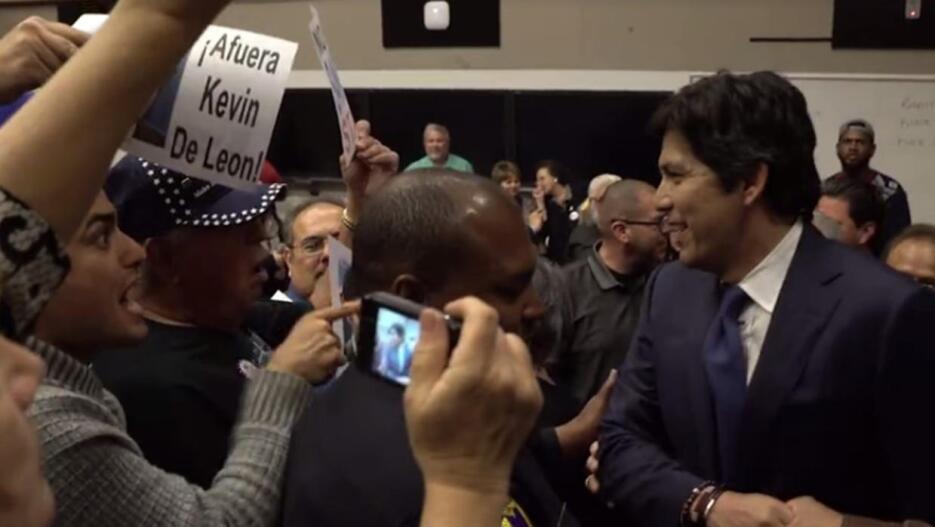 Un hombre increpa al senador Kevin de León durante un foro en una univer...