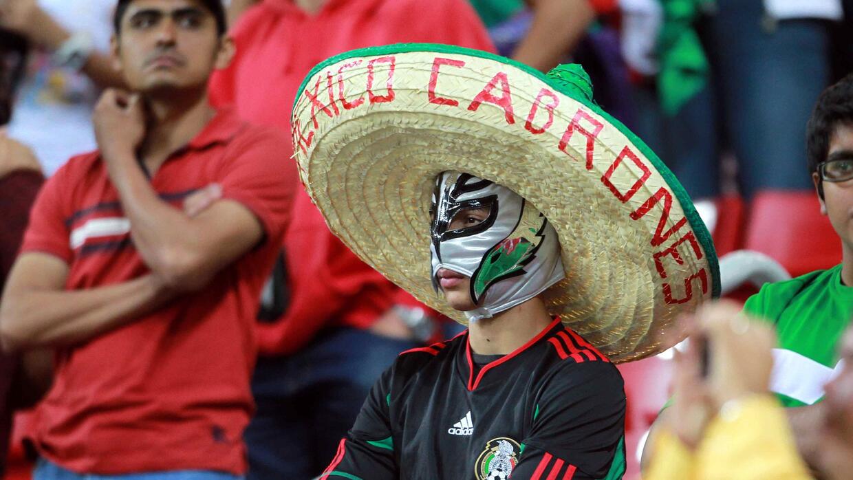 Resultado de imagen para aficiÃ³n selecciÃ³n mexicana mascaras