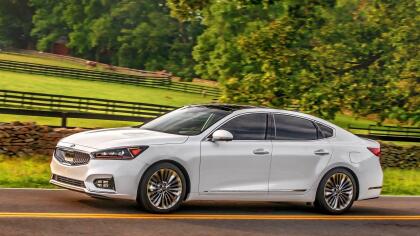 <h3 class="cms-h3-H3">6. Kia Cadenza</h3><br/>Los dueños del sedán grande de tracción delantera de Kia que participaron en el estudio de Consumer Reports reportaron problemas en el sistema climático y en los sistemas de escape y distribución de combustible.