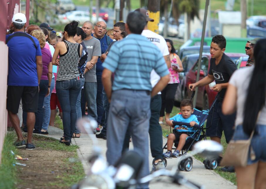Largas filas de desempleo en Manatí y Bayamón tras el paso del huracán M...