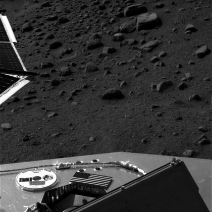 <b>Phoenix Mars Lander, 2007. </b>La misiÃ³n Phoenix fue la primera elegida para el programa Scout de la NASA, una iniciativa para naves espaciales mÃ¡s pequeÃ±as y de menor costo. AterrizÃ³ mÃ¡s al norte que cualquier otra, ya que cerca de los polos se encuentra el agua helada. Su trabajo durÃ³ tres meses y logrÃ³ investigar una capa rica en hielo cerca de la superficie.