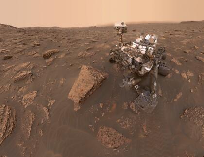 <b>Curiosity, el laboratorio de ciencia de Marte, aÃ±o 2012.</b> Es el vehÃ­culo mÃ¡s grande y capaz jamÃ¡s enviado al planeta rojo. Se construyÃ³ con innovaciones tecnolÃ³gicas que probaron un mÃ©todo de aterrizaje completamente nuevo. Puede trepar por encima de los obstÃ¡culos altos y viaja unos 100 pies (30 metros) por hora. Esta nave aÃºn se encuentra operando y fue el Ãºltimo amartizaje exitoso hasta el InSight en 2018.