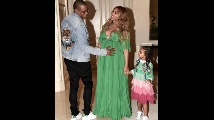 Jay Z, Beyoncé y Blue Ivy en una foto que les tomaron cuando salían al e...