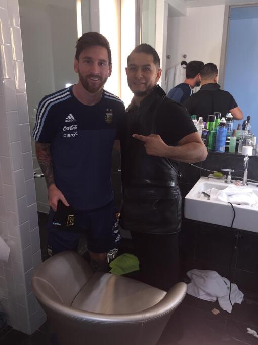 El barbero de la selección de México con Argentina
