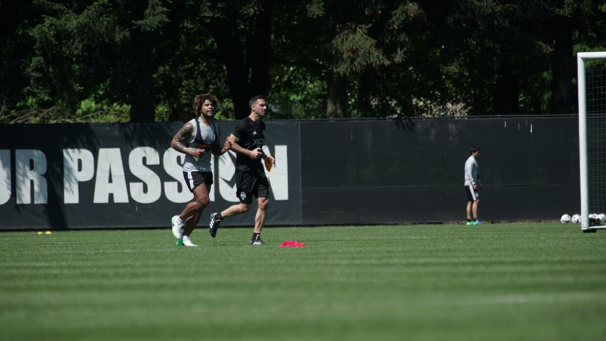 Román no para, partido o entrenamiento, es una locomotora