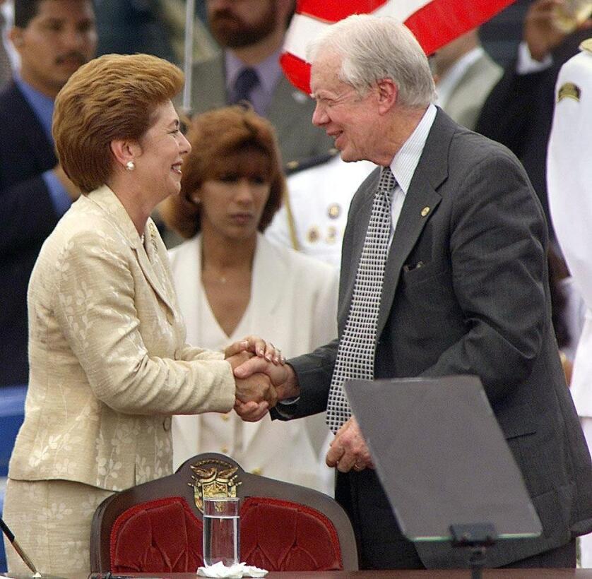 Mireya Moscoso, presidenta de Panamá y el ex presidente de Estados Unido...