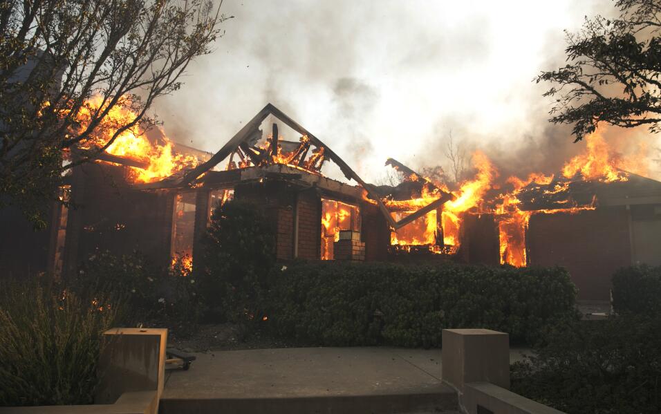 Resultado de imagen para Lo nunca visto: Un incendio destruye una estación de bomberos