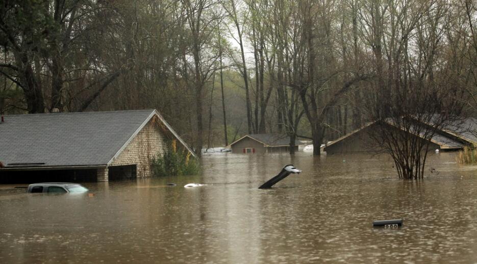 Inundaciones dejan tres miles de evacuados y muertos en el sur