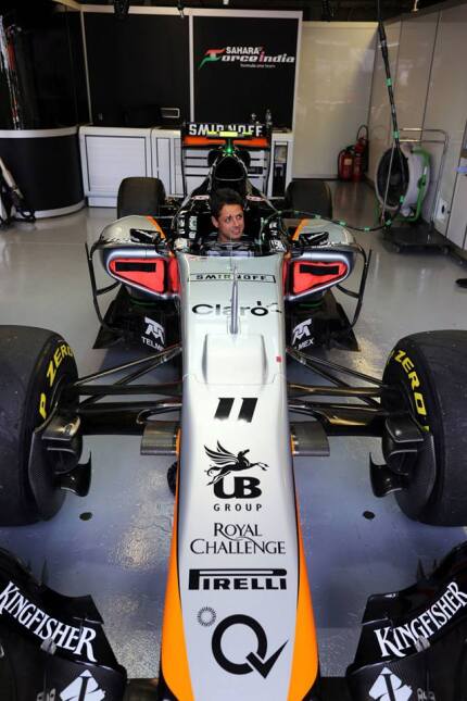 Chicharito se prueba como piloto de F1