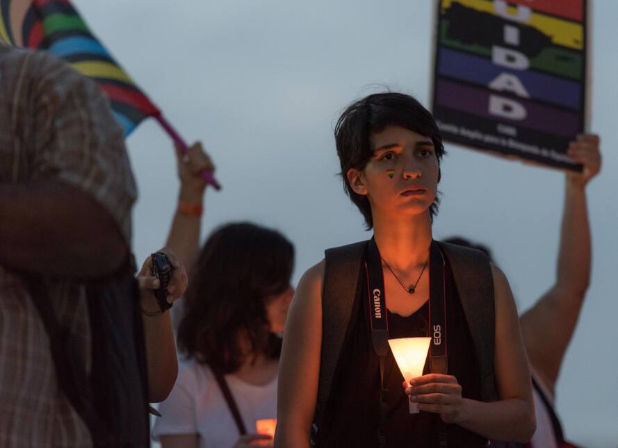 Comité pro gay organiza vigilia en honor a las víctimas del ataque a tir...